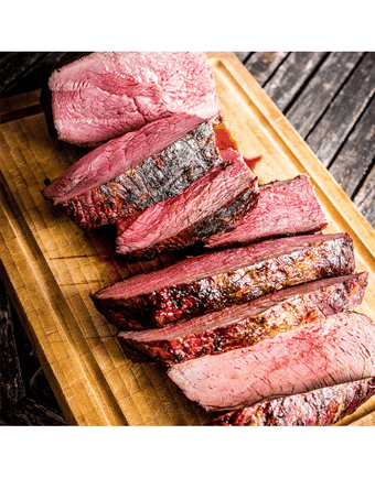 Aufgeschnittenes argentinisches Weideochsen-Roastbeef auf dem Holzbrett